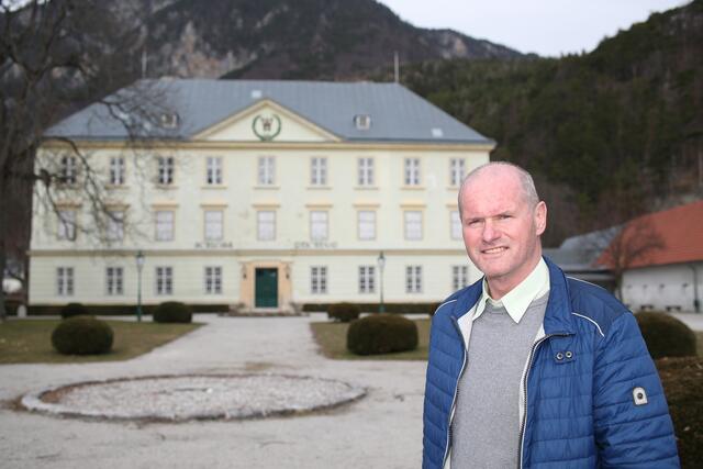 Bürgermeister Hannes Döller vorm Schloss Reichenau.