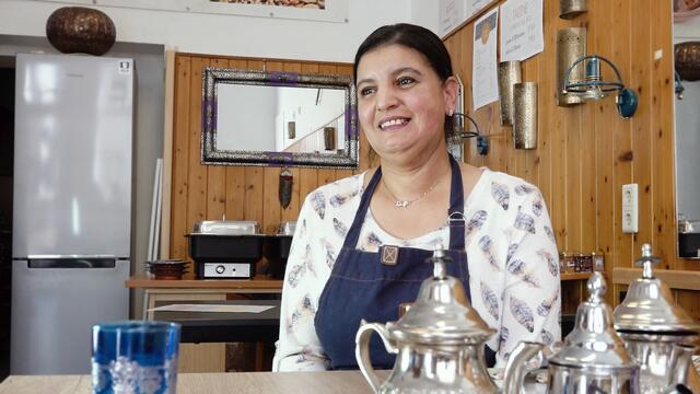 Kocht in ihrem Lokal „Tagine &amp; mehr“ auf: Safia Alaoui (aus Marokko). | Foto: Nikos Zachariadis 