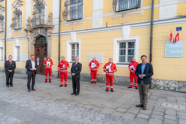 Für ihren langjährigen Einsatz erhielten fünf ehrenamtlich Rot-Kreuz-Mitarbeiter die Humanitäts-Verdienstmedaille der Stadt Wels. | Foto: Stadt Wels