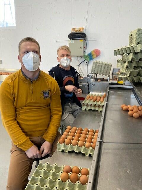 Menschen mit Beeinträchtigung der Oase beim Eiersortieren.