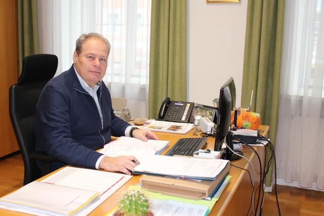 Bürgermeister Horst Gerner berichtet von Projekten in seiner Gemeinde. | Foto: Gemeinde Mauerkirchen