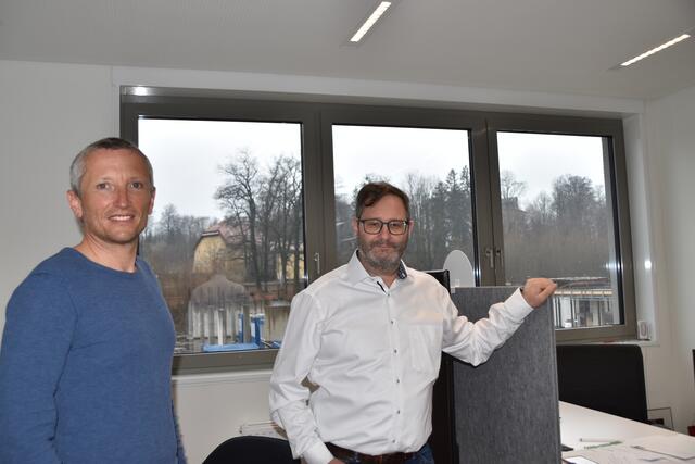 Markus Keuschnig (CTO Technik und Digital), Harald Golser (CEO Holding) setzen auf die Nähe zur FH Salzburg. | Foto: Martin Schöndorfer