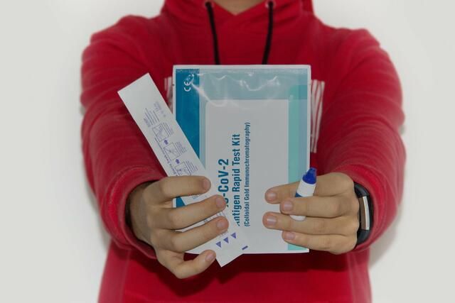 Die gratis Schnelltests für daheim waren in Osttirols Apotheken schnell vergriffen.