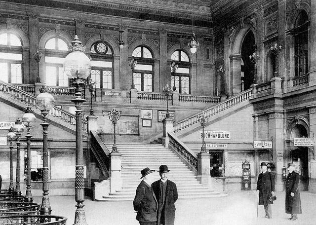 Das Vestibül des Südbahnhofs um 1900. | Foto: Bezirksmuseum Favoriten