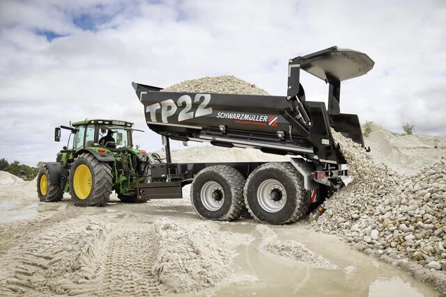 Neu im Produktportfolio von Schwarzmüller ist die Off-Road-Mulde. Diese Fahrzeuge können auf Baustellen abseits von Verkehrswegen eingesetzt werden.
