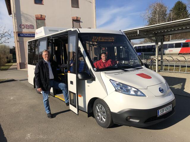 Der Stadtbus dreht ab April seine Runden. Besonders wichtig ist für Bürgermeister Karl Lautner die Anbindung an den Bahnhof.