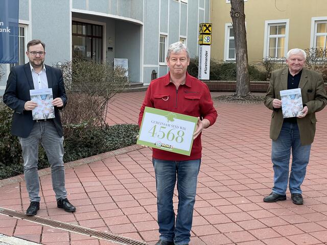 Landesgeschäftsführer Franz Ebner (l.) mit Bezirksobmann Johann Feizlmayr (m.) und dessen Stellvertreter Altbürgermeister Josef Dopler (r.). | Foto: OÖSB