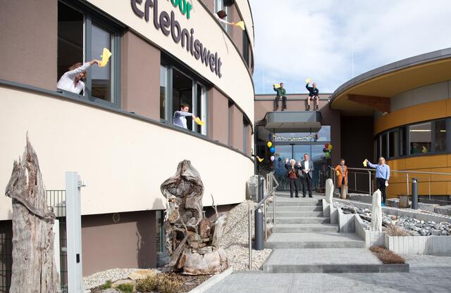 Mit sonnigem Winken gratulierten die Mitarbeiter von Sonnenmoor ihrer Seniorchefin zum 90er. | Foto: Sonnenmoor