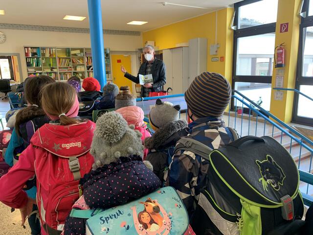 Bürgermeister Günter Engertsberger verteilte die Infobroschüre an die Schüler.