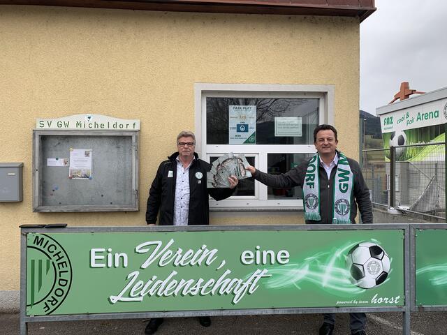 GW Micheldorf Präsident Leo Müller (li.) und Bürgermeister Horst Hufnagl präsentieren die neuen "Bausteine".