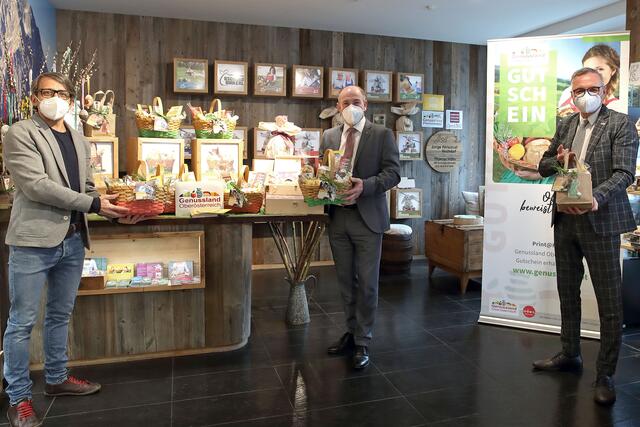 Thomas Höfer vom Bschoad Binkerl Shop, Genusslandesrat Max Hiegelsberger und Josef Lehner vom Genussland Oberösterreich stellen die neuen Genussland-Osterkörbe vor.