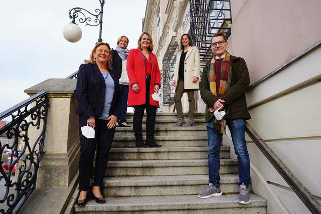 Frauenstadträtin Maria-Theresia Eder (l.) und Stadtrat Clemens Ableidinger mit Veronika Volek, Leiterin des Standesamtes, Irene Kern, Leiterin des Personalamts und stv. Stadtamtsdirektorin und  Karin Mitterecker, stv. Baudirektorin - sie stehen repräsentativ für den hohen Frauenanteil und die weibliche Führungshemisphäre der Stadtgemeinde Klosterneuburg. | Foto: Stadtgemeinde Klosterneuburg/Stahl