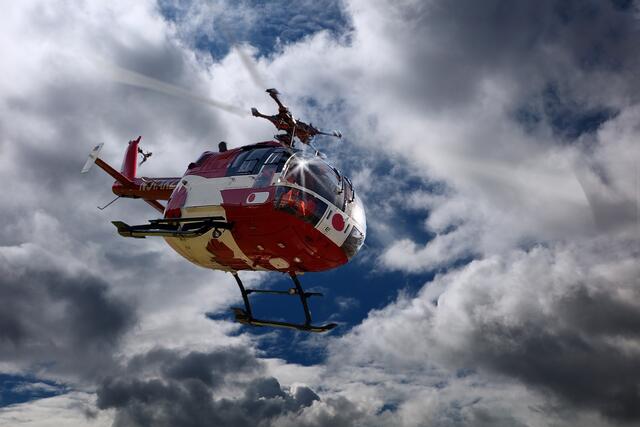 Ein 77-jähriger Mann verletzte sich bei Reinigungsarbeiten am 4. März in Alpbach schwer. Nach seinem Sturz von der Leiter wurde er in die Klinik Innsbruck geflogen. | Foto: BB Archiv (Symbolfoto) 