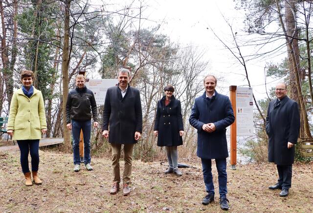 Karin Ziegner (Katholisches Bildungswerk), Albuin Neuner (Referat Natur und Erholung), Bürgermeister Georg Willi, Angelika Stegmayr (Katholisches Bildungswerk), Vizebürgermeister Johannes Anzengruber und Bischof Hermann Glettler.
Bildnachweis: Diözese Innsbruck/Cincelli (Abdruck honorarfrei)