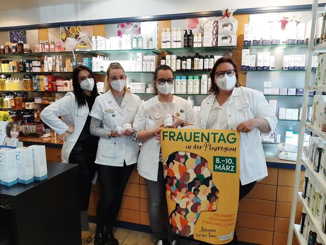 Frau Bürgl-Rößlhuber und das Team der Apotheke zum Hl. Martin freuen sich über viele Besucherinnen zum Weltfrauentag. | Foto: Plusregion