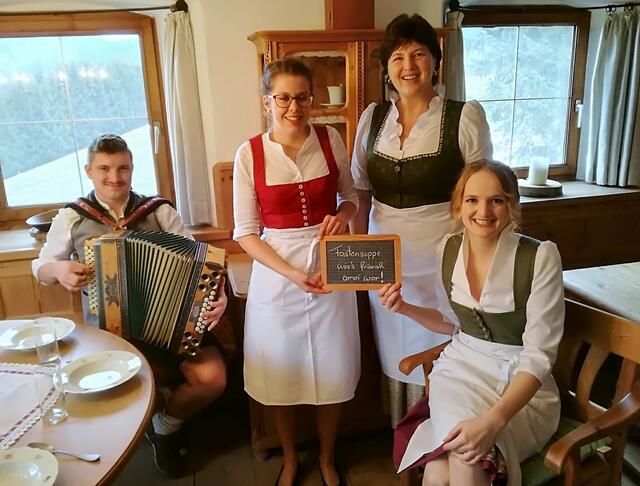 Die Köchinnen der einfach leckeren Brennsuppe: Simone Seethaler (li) mit Bettina Mayr (re) - beide sind im Leitungsteam der Landjugend Bezirk Kufstein - und kfb Ortsleiterin Martina Osl aus Ebbs (in der Bildmitte). Max Werlberger greift in die Tasten.