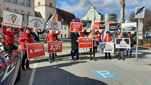 BR Elisabeth Grossmann und Bgm. Bernd Osprian führten am Freitag die Plakatstraße an. | Foto: SPÖ