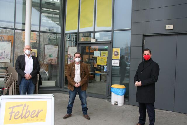 Bezirksvorsteher Marcus Franz (SPÖ), Obmann Roland Gmeiner und Edward Zögl von Felber (vr) vor dem Felber, der jetzt auch sonntags vormittags geöffnet hat.
