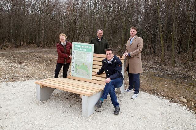 Bezirksvorsteherin Silke Kobald, Forstdirektor Andreas Januskovecz, Klimastadtrat Jürgen Czernohorszky und stellvertretender Bezirksvorsteher Matthias Friedrich. (v.l.)