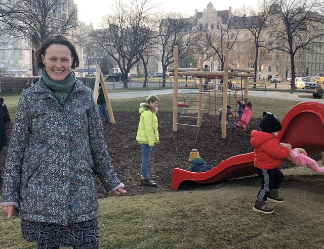 Josefa Molitor-Ruckenbauer beim neu gestalteten Spielplatz im Votivpark: Hier, meint sie, wäre ein guter Standort für eine öffentliche Toilette.