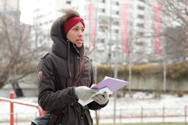 Ruby Zöhrer, Sprecherin der Jungen Linke Donaustadt, lädt anlässlich zum Weltfrauentag zum Spaziergang im 22. Bezirk ein.
