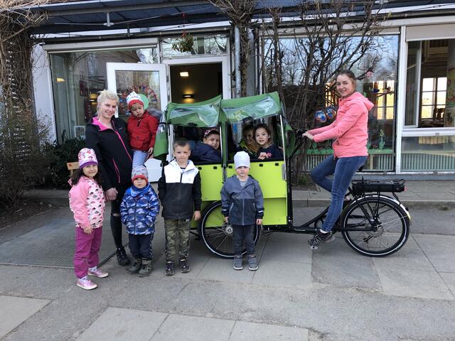 Was für ein Spaß: Die Kinder an den beiden Kindergartenstandorten sind vom neuen Fahrradtaxi mit Elektroantrieb begeistert.