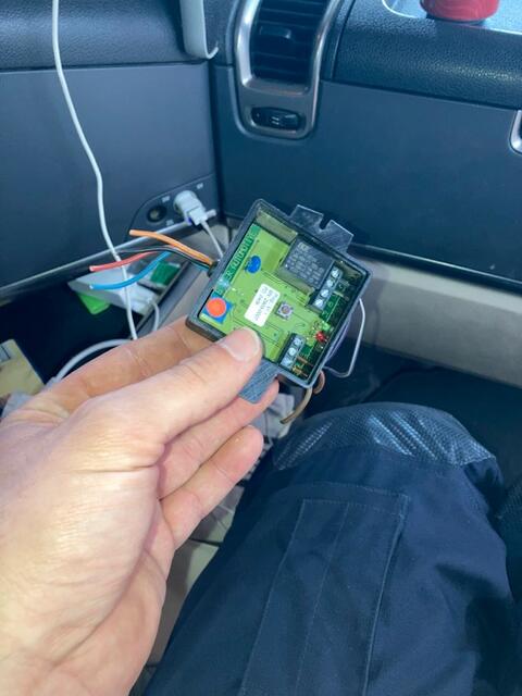 Beamte beim Ausbau des elektronischen Manipulationsgerätes