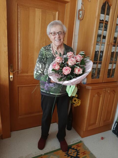 Zum 90. Geburtstag gab es für Maria Berzsenyi auch einige Blumensträuße. | Foto: Gemeinde Weiden b. Rechnitz