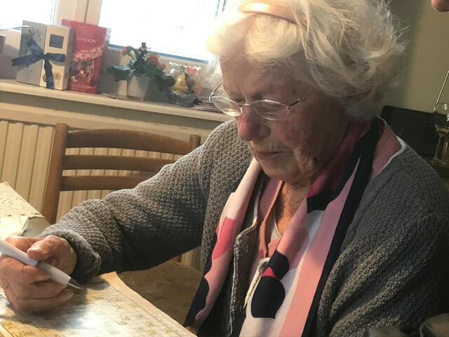 Waagrecht und senkrecht: Maria Mikolasch löst auch im hohen Alter leidenschaftlich Kreuzworträtsel. | Foto: Privat