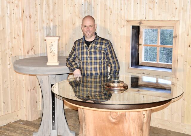 Seit einigen Jahren begeistert sich Erwin Sturm auch für die Fertigung von Holz-Deko, in der Vergangenheit schuf er seine gesamte Einrichtung. | Foto: RMK