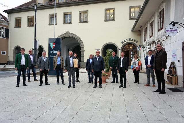 Die Bürgermeister der Region Fürstenfeld, Labg. Hubert Lang und LTP a.D. Prof Franz Majcen verabschiedeten Herbert Kogler. | Foto: WOCHE