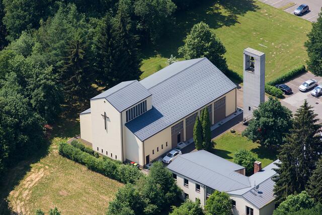 Die Kirche am Schirmitzbühel von oben, noch mit dem alten Pfarrsaal | Foto: Andrea Stelzer