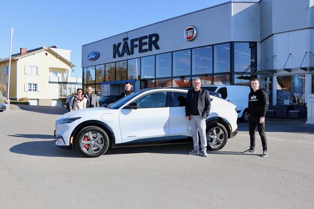 Bernhard Käfer (2.v.r.) und Verkaufsberater Markus Schadl (3.v.r.) mit einigen Interessierten bei der Ford Mustang Mach-E-Präsentation.