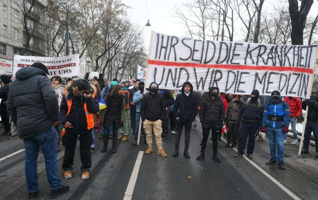 Ein schwer Verletzter, vier Polizisten verletzt, 42 Festnahmen, mehr als 3.000 verwaltungsrechtliche und 60 Strafanzeigen: Das ist die traurige Bilanz der Anti-Corona-Demo am Samstag in Wien. | Foto: ORF