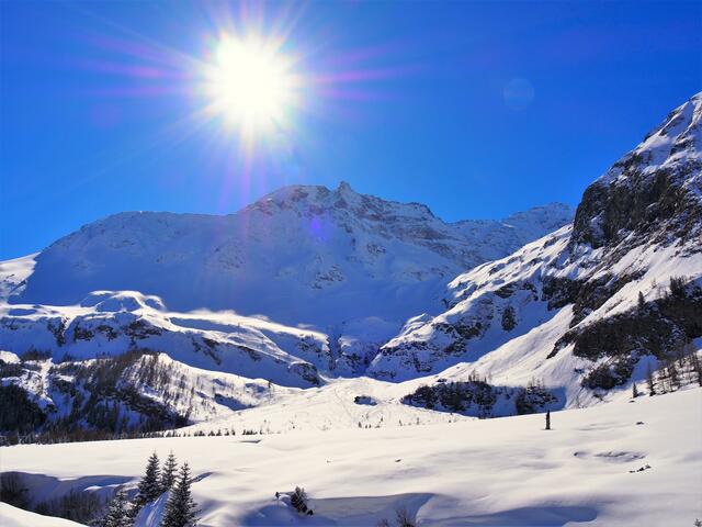 Der Hohe Sonnblick mit der strahlenden Sonne wird seinem Namen absolut gerecht! Ein Traumtag im Talschluss von Kolm Saigurn.