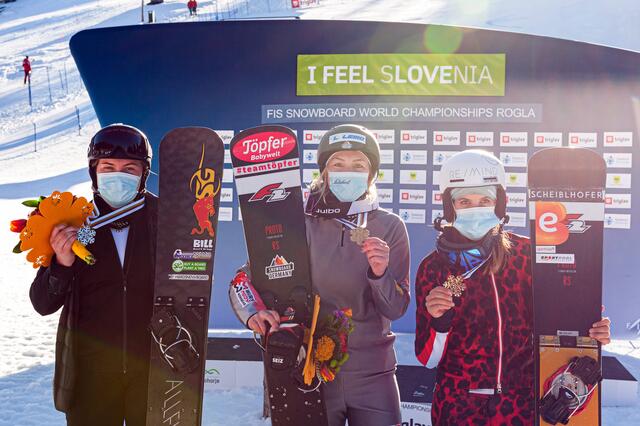 Die Sulzerin Julia Dujmovits (rechts) eroberte bei den Snowboard-Weltmeisterschaften in Rogla die Bronzemedaille.