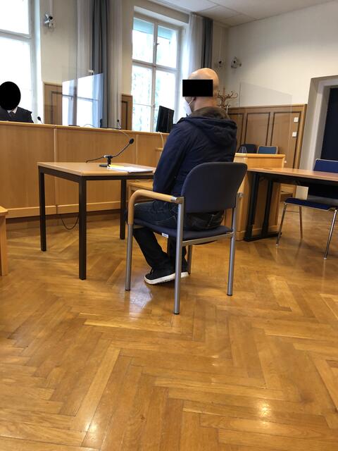 Der Angeklagte vor Verhandlungsbeginn.