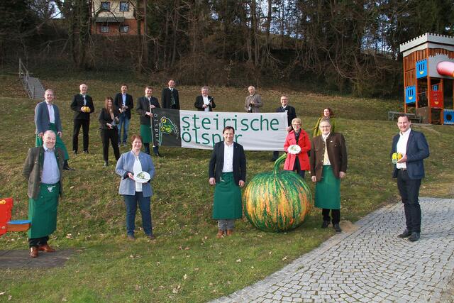 Das Kürbiskernöl als kulinarisches Aushängeschild steht bei der Steirischen Ölspur im Mittelpunkt. Vertreter der Mitgliedsgemeinden trafen sich am 3. März 2021 in Wies zur Generalversammlung. | Foto: Josef Fürbass