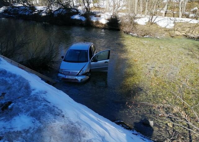Das Fahrzeug kam aus ungeklärter Ursache von der Fahrbahn ab.  | Foto: BFVMZ/FF Mürzzuschlag