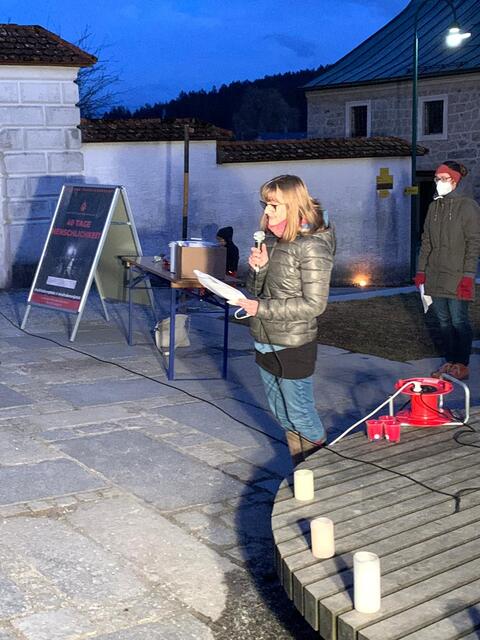 „Wenn wird vom Begriff Nächstenliebe sprechen, was verstehen wir den eigentlich darunter?, Christina Berger, Beauftragte der Jugendpastoral die Teilnehmer bei der zweiten Mahnwache in Haslach.  | Foto: Bräuer