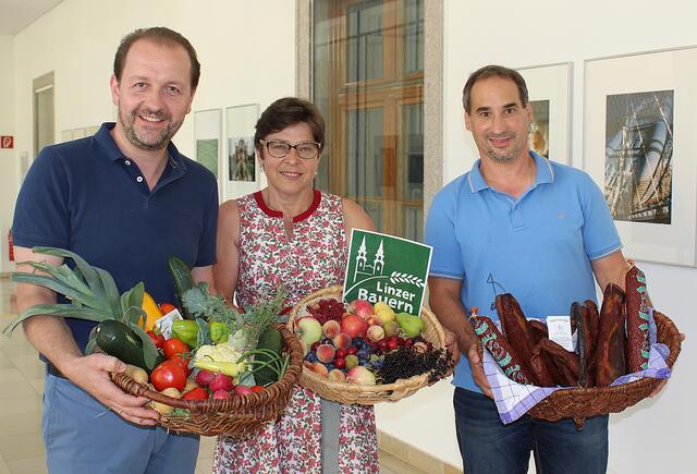 Vizebürgermeister Bernhard Baier mit den Stadtbauern Michaela Sommer und Gerald Hamberger. | Foto: Stadt Linz