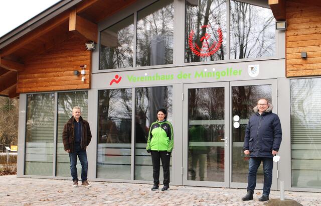 Mike Oebster mit Minigolf-Obfrau Heide Lehrer und Bürgermeister Johannes Waidbacher. | Foto: Stadtamt Braunau