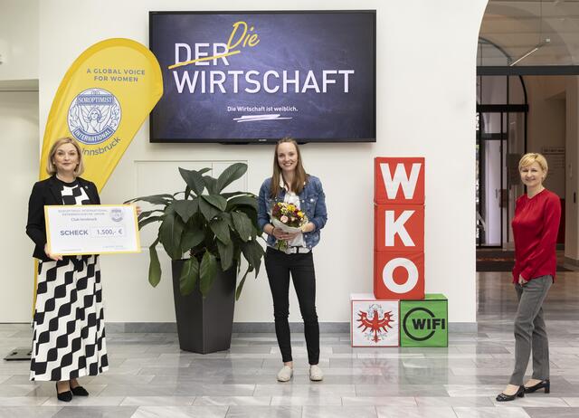 Elisabeth de Felip-Jaud (Soroptimist International, l.) und WK Tirol-Direktorin Evelyn Geiger-Anker (r.) gratulieren Preisträgerin Bianca Berger.