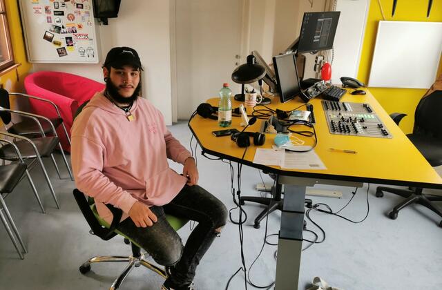 Felix Larcher von der Band "One Last Glance" besuchte kürzlich das Radiostudio in der Kirchdorfer Bahnhofstraße. | Foto: Katharina Reyer