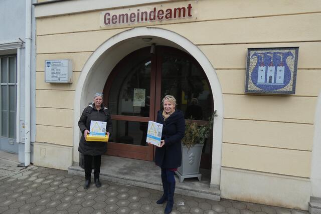 eNu Regionalleiterin Mag.a Regina Engelbrecht und Bgm. Karin Gepperth freuen sich, dass der NÖ Bauordner zukünftig für die HäuselbauerInnen in Stronsdorf bereitsteht. | Foto: eNu