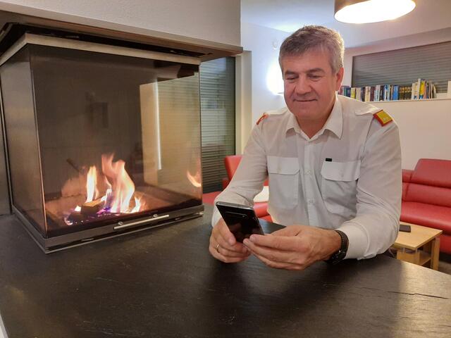 Stefan Schaub informiert sich am Handy.