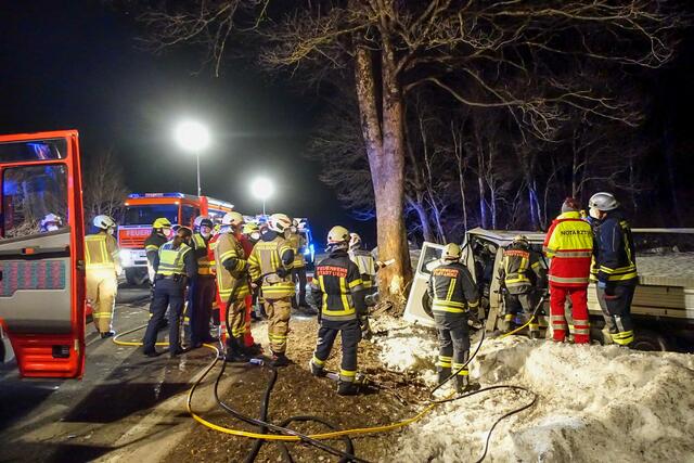 Der 29-jährige Lenker erlitt bei dem Unfall tödliche Verletzungen. | Foto: Brunner Images