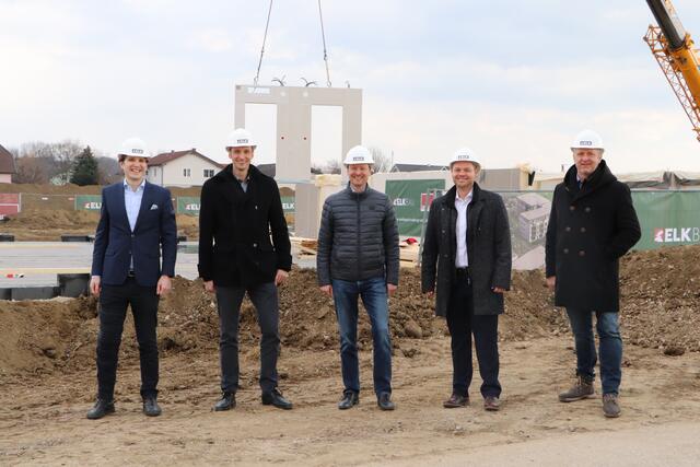 Die Geschäftsführung der Fima Elk Bau und Mitras und Ortschef Rainer Handlfinger freuen sich über den planmäßigen Fortschritt. | Foto: (2) Tanja Handlfinger