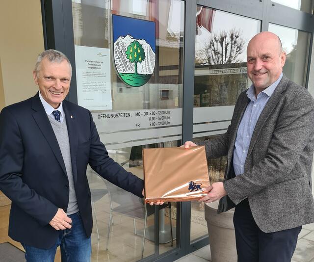 Landtagsabgeordneter Josef Schöchl gratulierte dem  Bürgermeister von Wals-Siezenheim, Joachim „Jock“ Maislinger, zum 60. Geburtstag. | Foto: Josef Schöchl