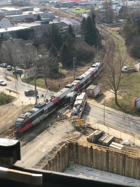 In der Rusterstraße kollidierte ein LKW mit einem vorbeifahrenden Zug.